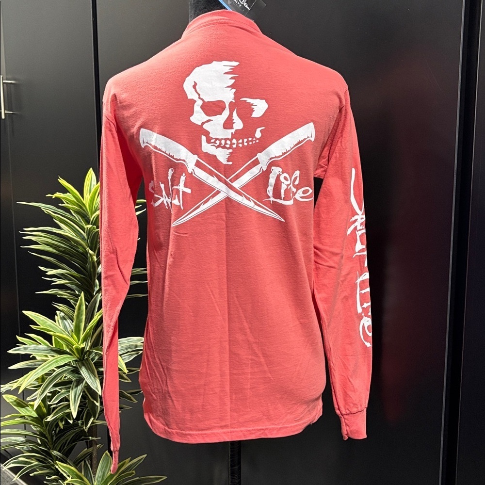 Salt Life Skull & Fillet Pre-Shrunk,logo back,
& chest pocket,tagless.crew neck